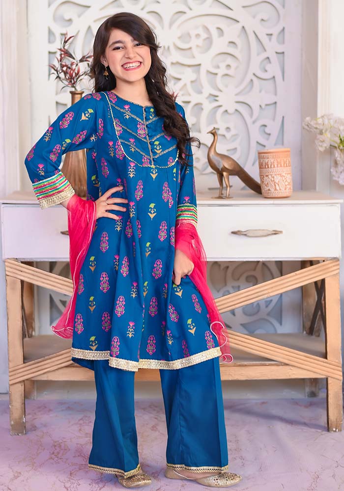 New Pakistani Designer Party Wear Frocks 2023 | Party Dresses for Girls -  StyleGlow.com