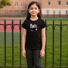 17515399930_Allurepremium_T-Shirt_HS_Black_GIRL_BOSS_Model.jpg