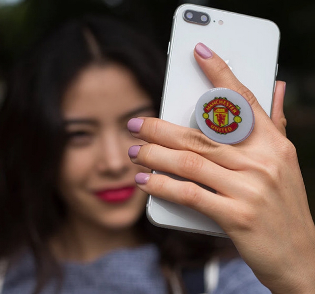 16989317940_Manchester_United_Logo_White_Pop_Socket_For_Mobile_Phones.jpg