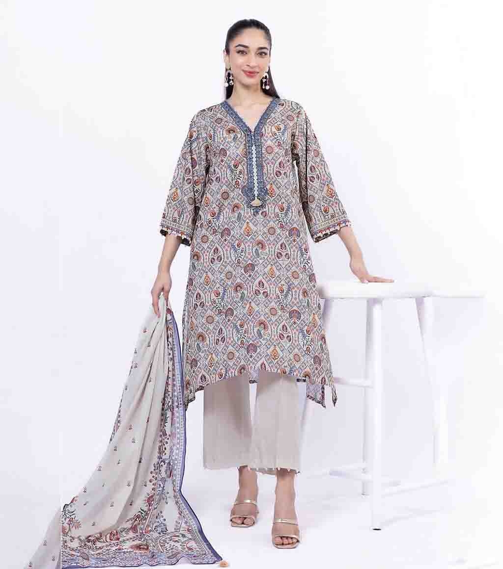 17543921560_Embroidered_Lawn_3pc_Suit_by_Khaadi.jpg