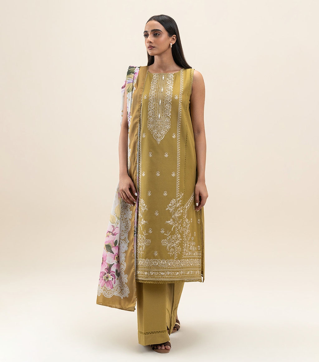 17585395880_Medallion_Dream_Lawn_Embroidered_3pc_Suit_by_Khaadi.jpg