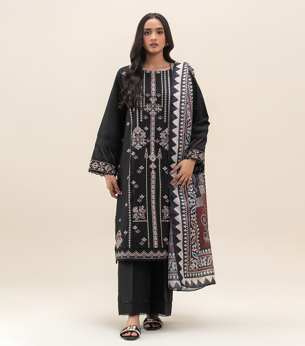 17585422070_Charcoal_Void_Lawn_Embroidered_3pc_Suit_by_Khaadi2.jpg